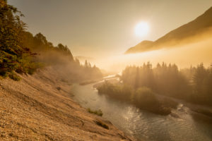 Morgendliche goldene Nebelstimmung in den Isarauen im Karwendel nahe Wallgau Morgendliche goldene Nebelstimmung in den Isarauen im Karwendel nahe Wallgau